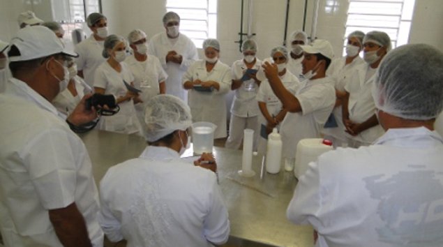 Alunos buscam atualização profissional na fabricação de produtos lácteos.